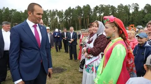 Michaił Ignatiew uczestniczy w regionalnym festiwalu piosenki i pracy Akatuj. Zdjęcie archiwalne  