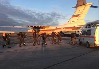 Służby ratunkowe w drodze do Kraju Krasnojarskiego 