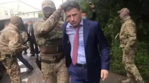 Gubernator został zatrzymany po wyjściu z domu 