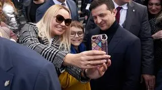 Prezydent Zełenski pozuje do zdjęcia z ewakuowanymi z Wuhanu obywatelami