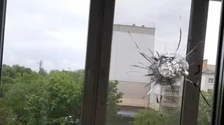 Otwór po kuli w szybie prywatnego mieszkania. Wynik strzelaniny w Browarach 