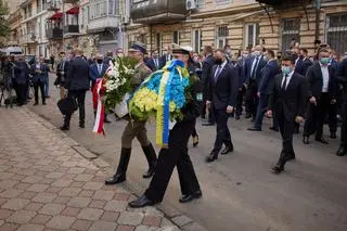 Złożenie wieńców pod tablicą upamiętniającą prezydenta Lecha Kaczyńskiego