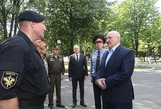 Łukaszenka wizytuje jednostkę wojsk wewnętrznych MSW w Mińsku 