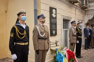 Wieńce przed tablicą upamiętniającą prezydenta Lecha Kaczyńskiego w Odessie 