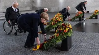 Wieńce przed kopią rzeźby ""Matka ze zmarłym synem"