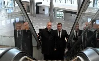 Prezydent Rosji Władimir Putin odwiedza nowy terminal lotniska w Symferopolu na zaanektowanym półwyspie 