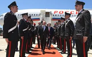 Władimir Putin opuścił pokład rządowego samolotu po przylocie do Włoch. Zdjęcie archiwalne 