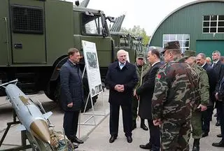 Łukaszenka wizytuje wojskową bazę doświadczalną w obwodzie mińskim