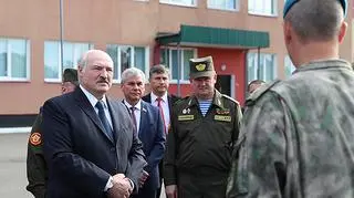 Alaksandr Łukaszenka w otoczeniu wojskowych 