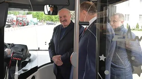 Łukaszenka w zakładzie produkującym traktory w Mińsku 