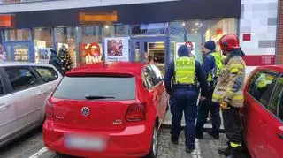 Wjechała autem w fasadę salonu telekomunikacyjnego