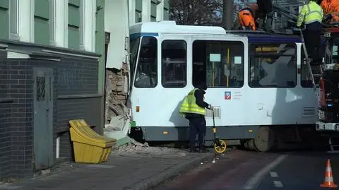Tramwaj wypadł z toru i uderzył w kamienicę