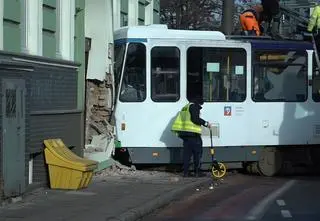 Tramwaj wypadł z toru i uderzył w kamienicę