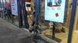 Zniszczona szyba w salonie