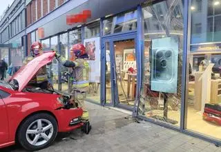 Wjechała na chodnik i uderzyła w drzwi salonu