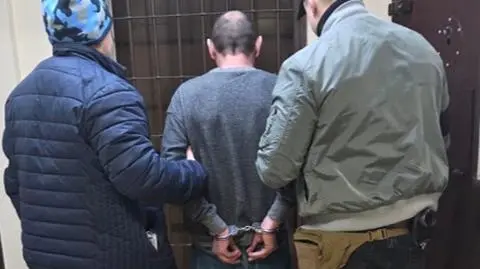 Sprawca w rękach policjantów 