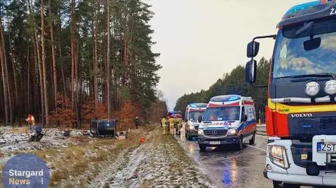 Bus wpadł do rowu, siedem osób zabrano do szpitala