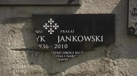 Tablica poświęcona kapelanowi "S" ks. Henrykowi Jankowskiemu została zniszczona
