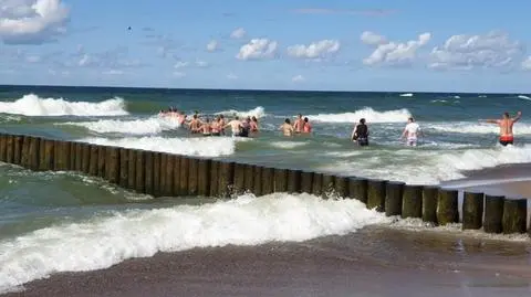 Fala zepchnęła parę na falochron w Sianożętach