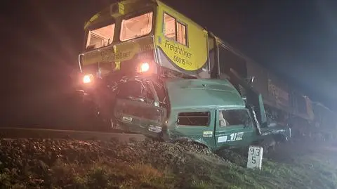 Pociąg uderzył w terenówkę porzuconą na torach