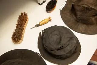 Zagadkowe kapelusze znalezione przez archeologów w Stoczni Gdańskiej