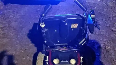 Turysta na wózku inwalidzkim utknął w lesie. Pomogli strażnicy miejscy