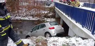Toyota wjechała do rzeki Wołcza