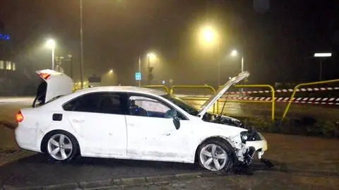 Dachował na rondzie przy komendzie. Wiózł ze sobą narkotyki