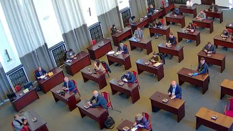 Maseczki, rękawiczki i kontrole temperatury. Obrady w czasie pandemii