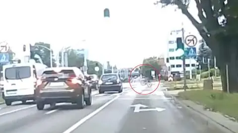Rowerzysta wjechał pod koła samochodów. Miał czerwone światło. Nagranie