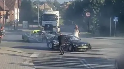 Drifterzy krążyli wokół pary młodej na skrzyżowaniu