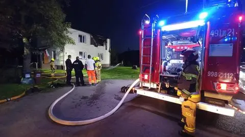 Pożar w domu jednorodzinnym, rodzina ewakuowała się przed przyjazdem strażaków