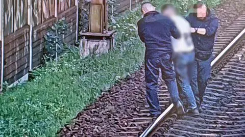 Nietrzeźwy mężczyzna spadł na tory SKM. Wstrzymano ruch pociągów