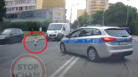 Dziecko wybiegło na środek ruchliwej ulicy