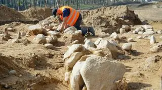 Tombs from over 2,000 years ago at the construction of the Witomin bypass