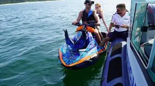 Policjanci eskortowali kobietę do brzegu
