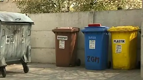 Znakowanie koszy na śmieci chorych na COVID-19. "Ewidentnie zabrakło empatii"