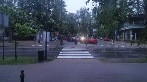 Ojciec uratował córkę przed potrąceniem. Taksówka uderzyła w niego