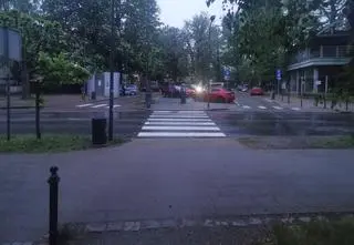 Wypchnął córkę sprzed nadjeżdżającej taksówki. Sam nie uniknął potrącenia