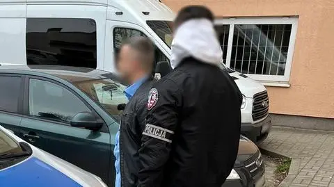 Przymierzył buty i uciekł w nich ze sklepu. W plecaku miał perfumy z pobliskiej drogerii