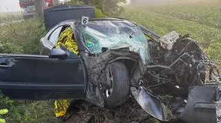Auto nastolatków wypadło z drogi i uderzyło w drzewo