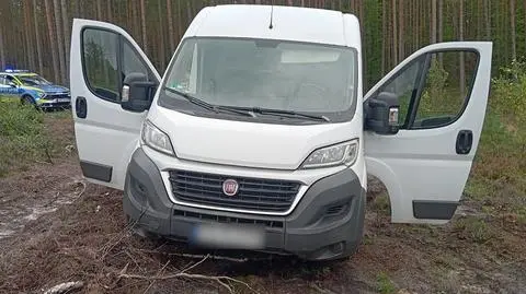 Pościg za kierowcą, który nie zatrzymał się do kontroli. Próbował zgubić mundurowych w lesie