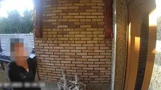 Wizerunek kobiety został zarejestrowany przez kamerę w domofonie