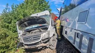 Zderzenie pociągu z busem w Żelistrzewie