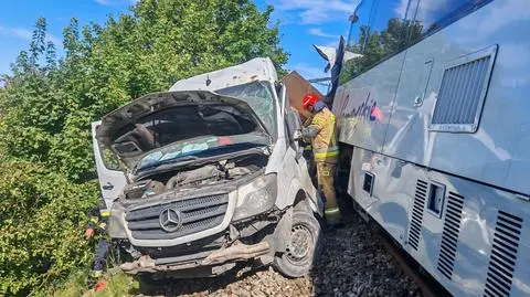 Zderzenie pociągu z busem w Żelistrzewie
