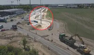 Słup stoi na środku jezdni budowanego ronda (zdjęcie z wczesnego etapu inwestycji)