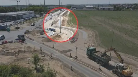 Na środku budowanego ronda pozostał słup średniego napięcia. Miasto i gestor sieci obiecują, że niebawem zniknie