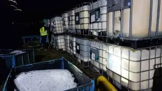 Kilkaset pojemników z chemikaliami znaleziono na terenie hali magazynowej w Sępolnie Krajeńskim