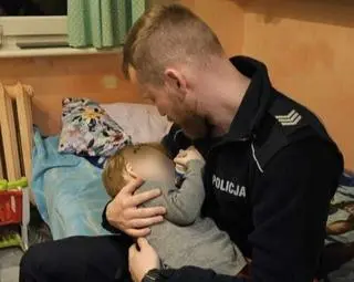 Policjanci zaopiekowali się dziećmi do przyjazdu babci