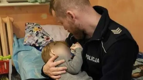 Rodzice zostawili dzieci bez opieki. 3-latek biegał po klatce schodowej 